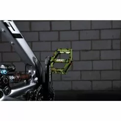 DMR Vault Limited Edition Pedal -BIKES shop DMR Liquid Camo Pedal Feature 1