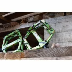DMR Vault Limited Edition Pedal -BIKES shop DMR Liquid Camo Pedal Feature 2