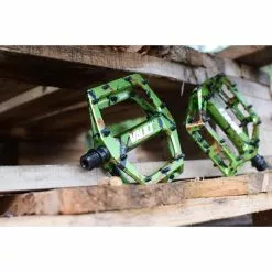DMR Vault Limited Edition Pedal -BIKES shop DMR Liquid Camo Pedal Feature 3